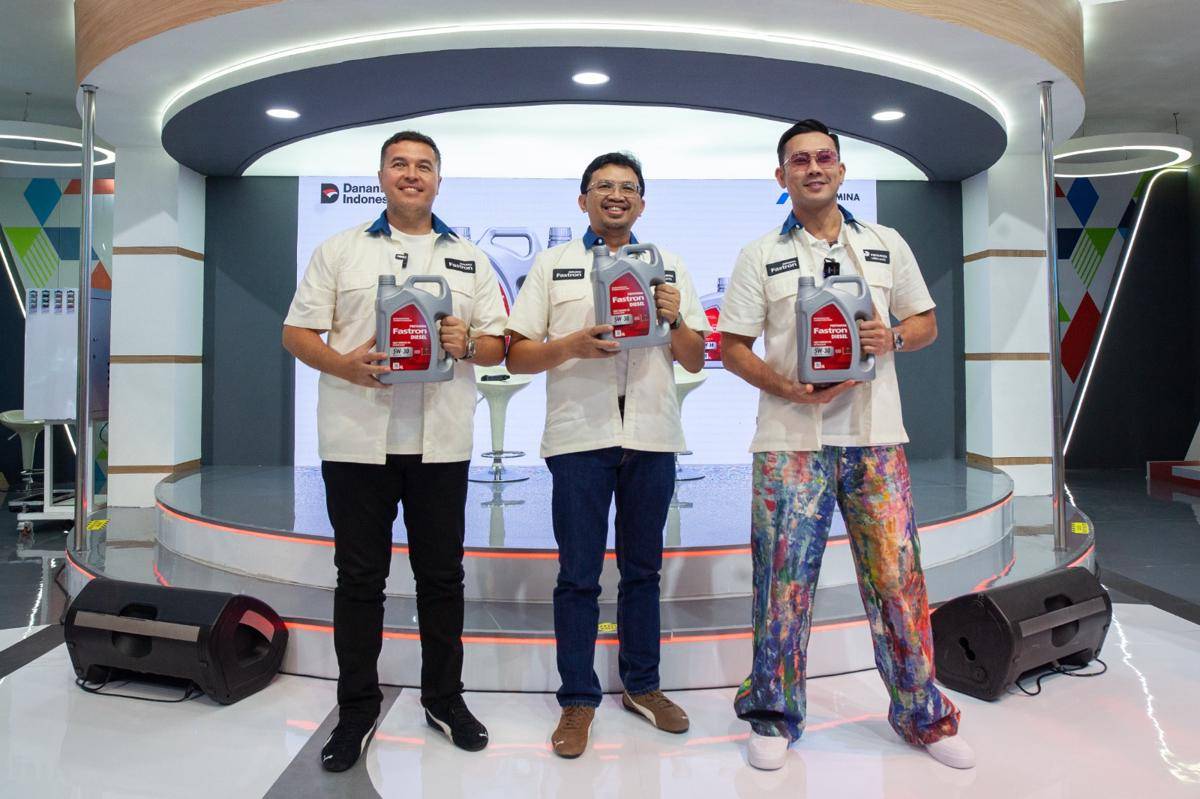 (Ki-ka) Rifat Sungkar, Nugroho Setyo Utomo (VP Marketing Pertamina Lubricants) dan Denny Sumargo saat peluncuran Fastron Diesel 5W-30 di GIIAS 2025, menegaskan komitmen Pertamina Lubricants mendukung performa kendaraan diesel modern.jpeg