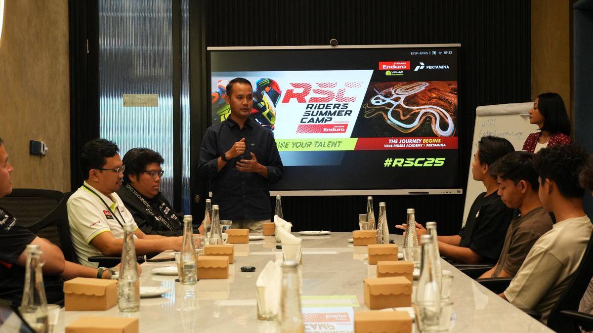 Fadjar Djoko Santoso (Vice President Corporate Communication PT Pertamina (Persero)) saat menghadiri sesi pembekalan pembalap muda Indonesia jelang keberangkatan ke VR46 Riders Academy di Italia.JPG