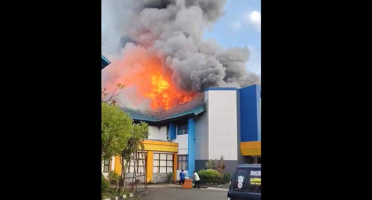 Kebakaran gedung Rektorat Universitas Lambung Mangkurat (ULM) Banjarmasin, Senin (28/7/2025) pagi. (Dok/istimewa)