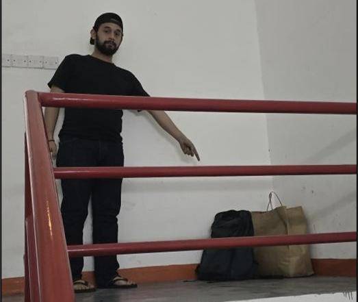 tas dan belanjaan Arya Daru