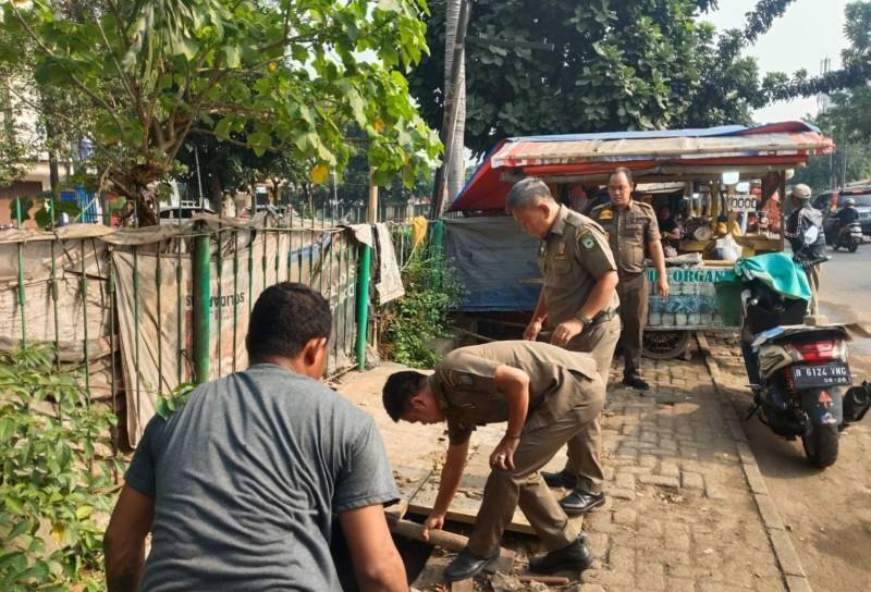 Tutup Drainase, Satpol PP Kota Tangerang Bongkar PKL di Ciledug