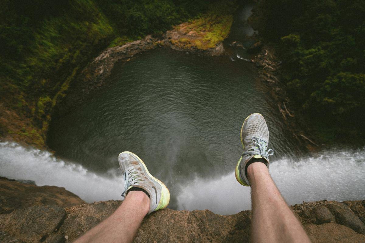 Ilustrasi memakai alas kaki yang nyaman (unsplash.com/Jakob Owens)