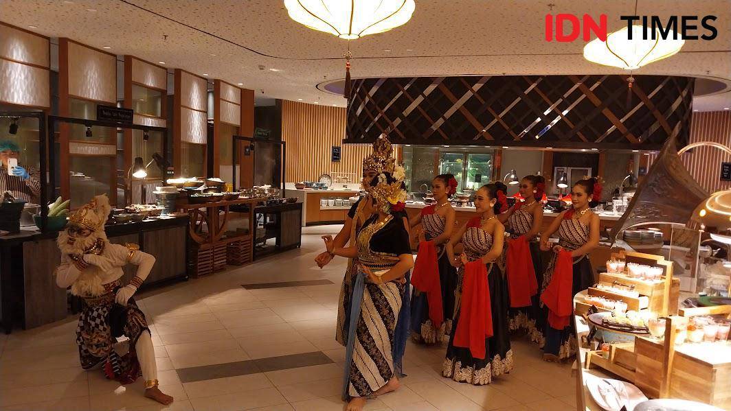 Potret drama tari dengan lakon Rahwana di Djaman Doeloe Resto, Four Points by Sheraton, Pakuwon Indah, Jumat (25/7/2025) (IDN Times/Fasrinisyah Suryaningtyas)