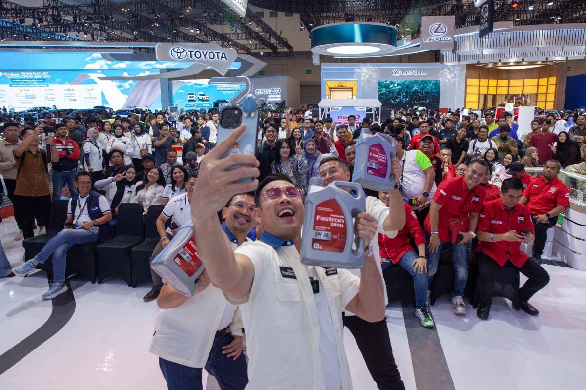 Peluncuran Fastron Diesel 5W-30 di GIIAS 2025 disambut meriah oleh para pengunjung, bersama Rifat Sungkar, Denny Sumargo, dan Nugroho Setyo Utomo (VP Marketing Pertamina Lubricants).jpeg