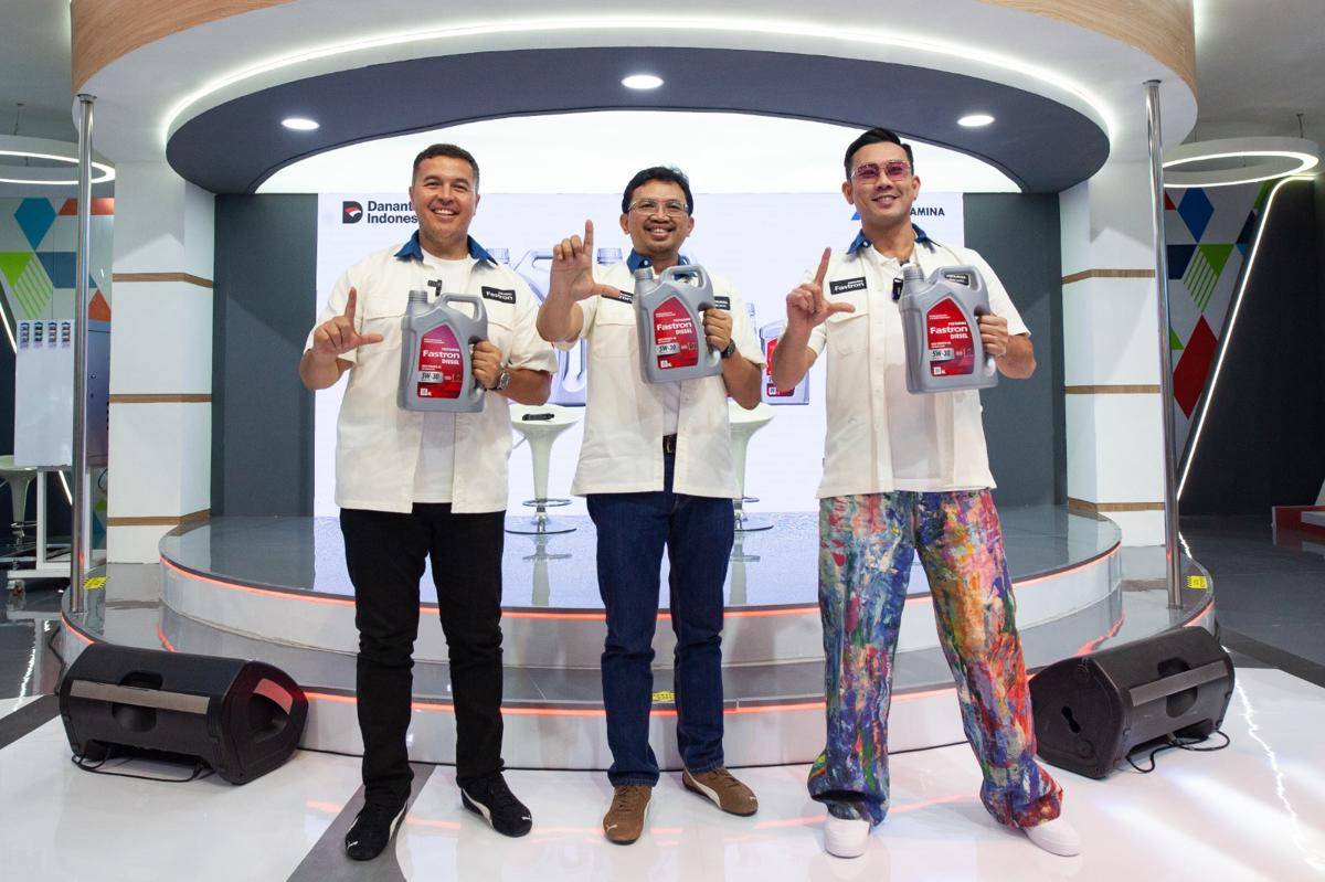 (Ki-ka) Rifat Sungkar, Nugroho Setyo Utomo (VP Marketing Pertamina Lubricants) dan Denny Sumargo saat memperkenalkan produk terbaru Fastron Diesel 5W-30 untuk pasar otomotif Indonesia.jpeg