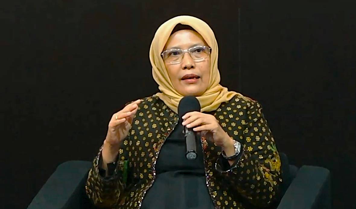 Prof Erniwati MHum selaku editor jilid Buku Sejarah Indonesia, saat menjadi narasumber dalam Diskusi Publik Draf Penulisan Buku Sejarah Indonesia, di ULM Banjarmasin, Senin (28/7/2025). (Screensot Zoom Meeting/IDN Times)