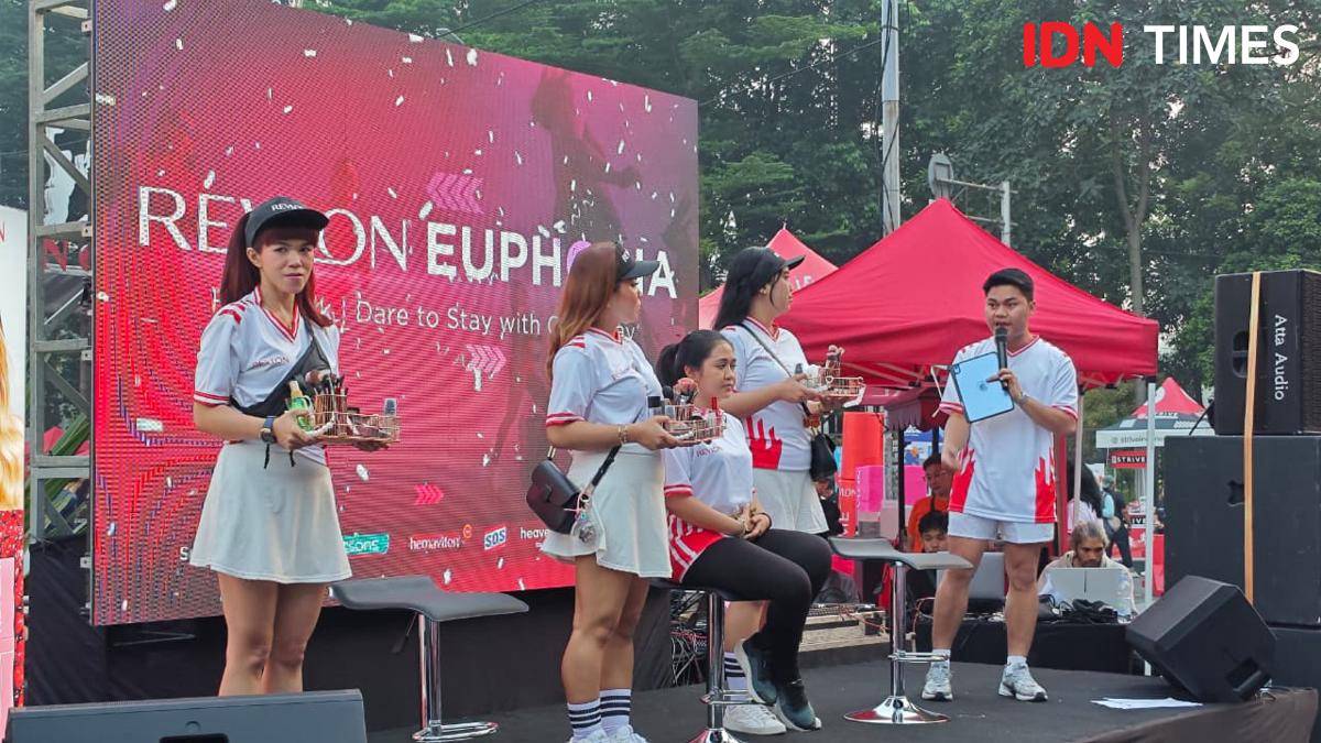Aplikasi makeup pada model saat Revlon Euphoria – Dare to Stay, Stay to Impress with Colorstay pada Minggu (27/7/2025) di CFD Jakarta. (IDN Times/Febriyanti Revitasari)