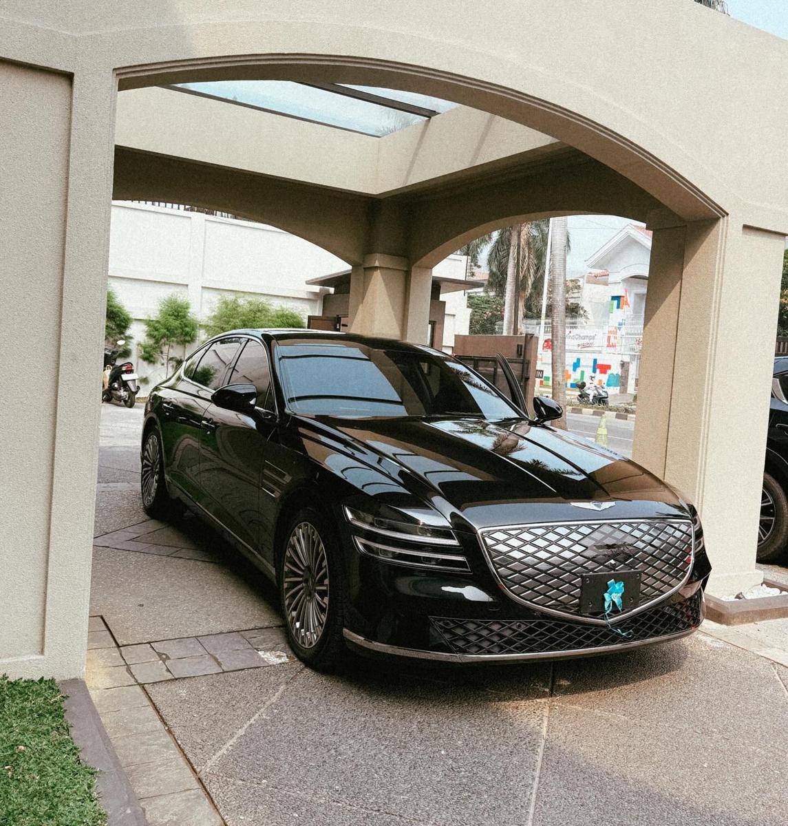Aaliyah Dapat Kado Mobil Mewah (Instagram.com/thariqhalilintar)