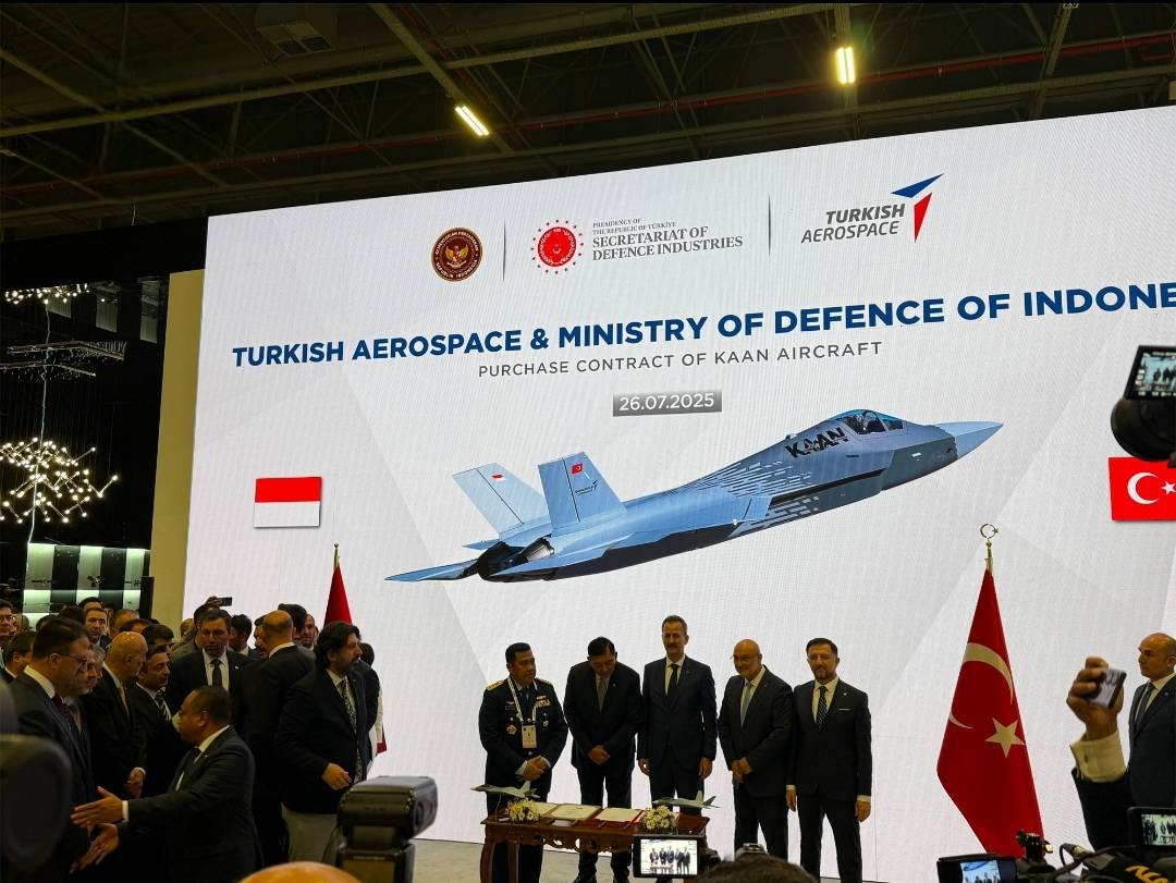 Menteri Pertahanan Sjafrie Sjamsoeddin resmi meneken kesepakatan pembelian 48 jet tempur generasi kelima buatan Turki, KAAN di sela pameran IDEF 2025. (GDH Defence)