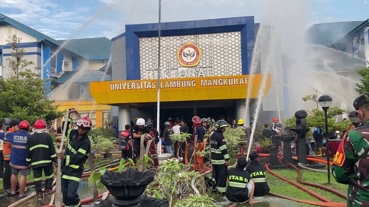Kebakaran gedung Rektorat Universitas Lambung Mangkurat (ULM) Banjarmasin, Senin (28/7/2025) pagi.
