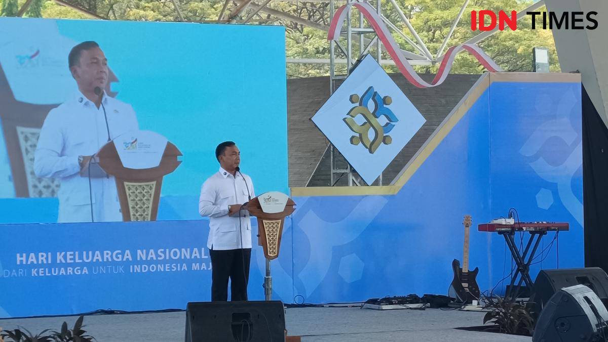 Menteri BKKBN RI Wihaji menyampaikan sambutan dalam peringatan Harganas ke-32 di tribun Lapangan Karebosi, Senin (28/7/2025). (IDN Times/Asrhawi Muin)