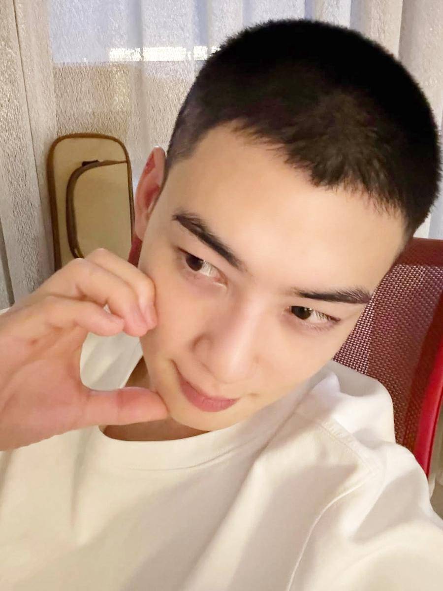 Cha Eun Woo berangkat wamil dan pamitan ke ASTRO