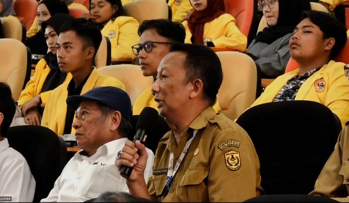 Zulfaisal Putera, salah satu peserta Diskusi Publik Draf Penulisan Buku Sejarah Indonesia, di Universitas Lambung Mangkurat Banjarmasin, menanyakan absennya peristiwa Jumat Kelabu, Senin (28/7/2025). (Screenshot Zoom Meeting/IDN Times)