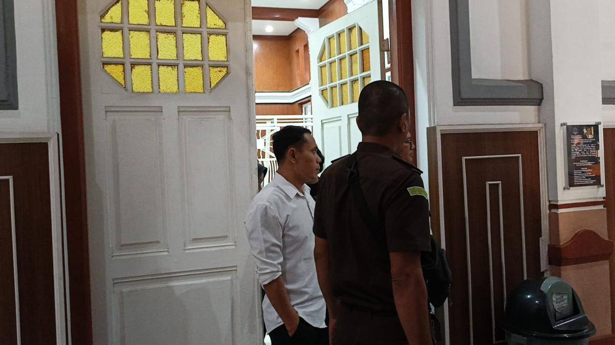 Mantan Ketua KONI Makassar, Ahmad Susanto saat pembacaan tuntutan oleh JPU di PN Makassar, Senin (28/7/2025)/Istimewa