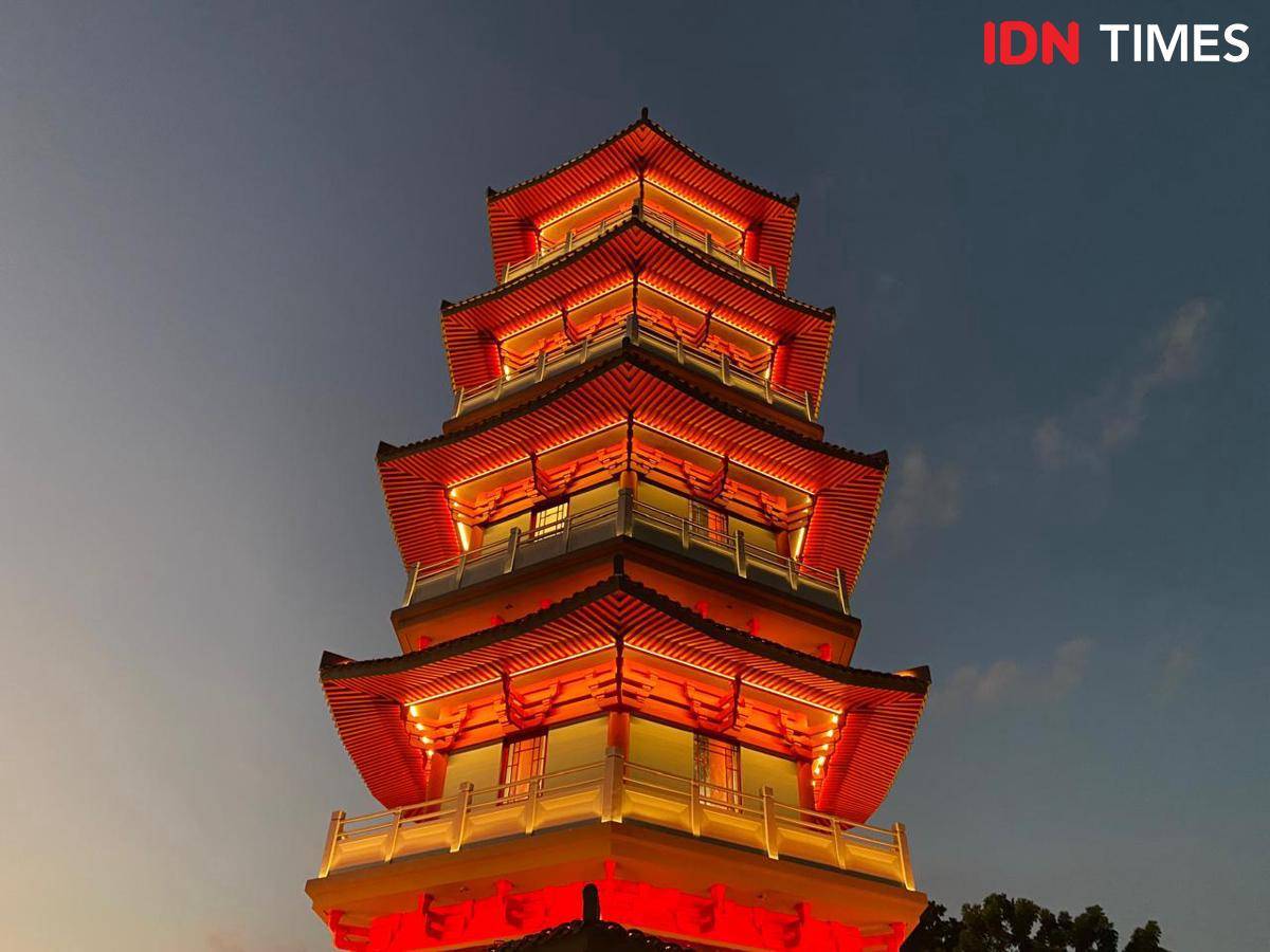 Potret pagoda di Park Shanghai Surabaya (IDN Times/Fina Wahibatun Nisa)