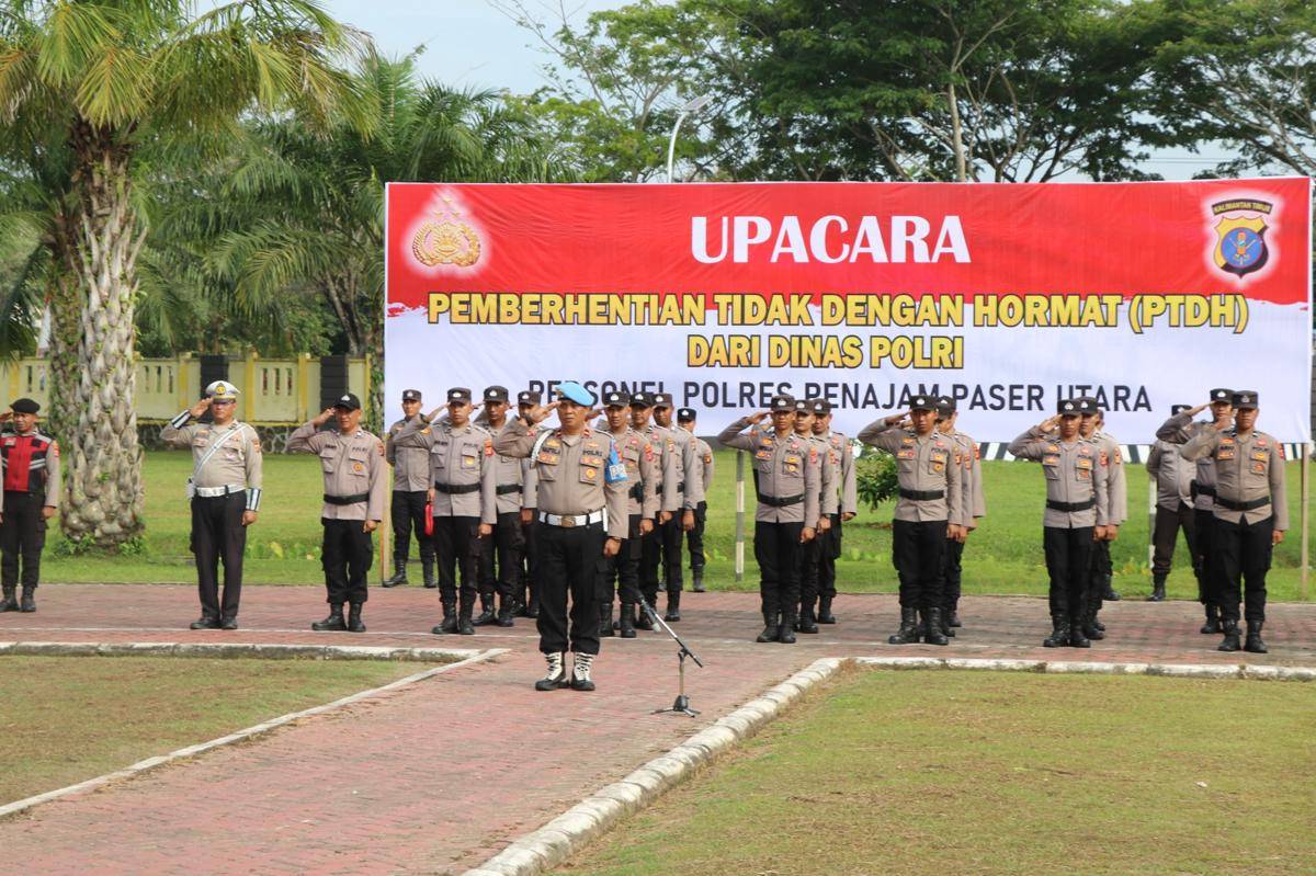 Upacara PTDH dua anggota Polres PPU 