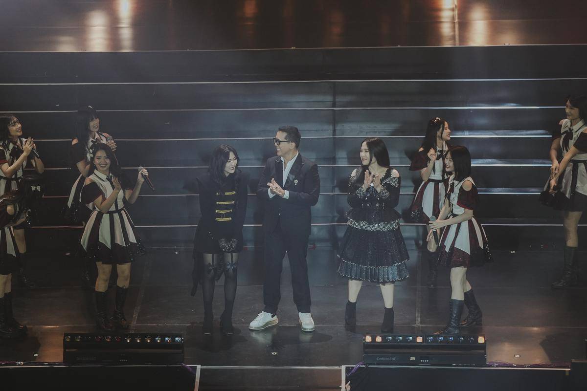 Isyana Sarasvati, Andi Rianto, dan Bernadya pada konser JKT48 Full House