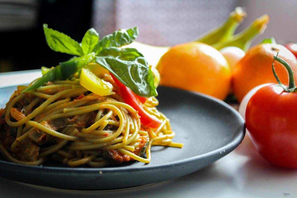 Ilustrai spaghetti chicken curry (vecteezy.com/Manik Mia)