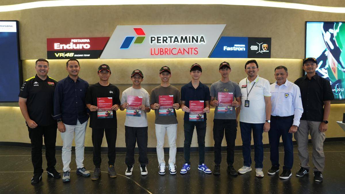 Foto bersama para peserta VR46 Riders Academy bersama jajaran manajemen PT Pertamina Lubricants, PT Pertamina (Persero) dan mentor dalam sesi pembekalan di Jakarta (25_07).JPG