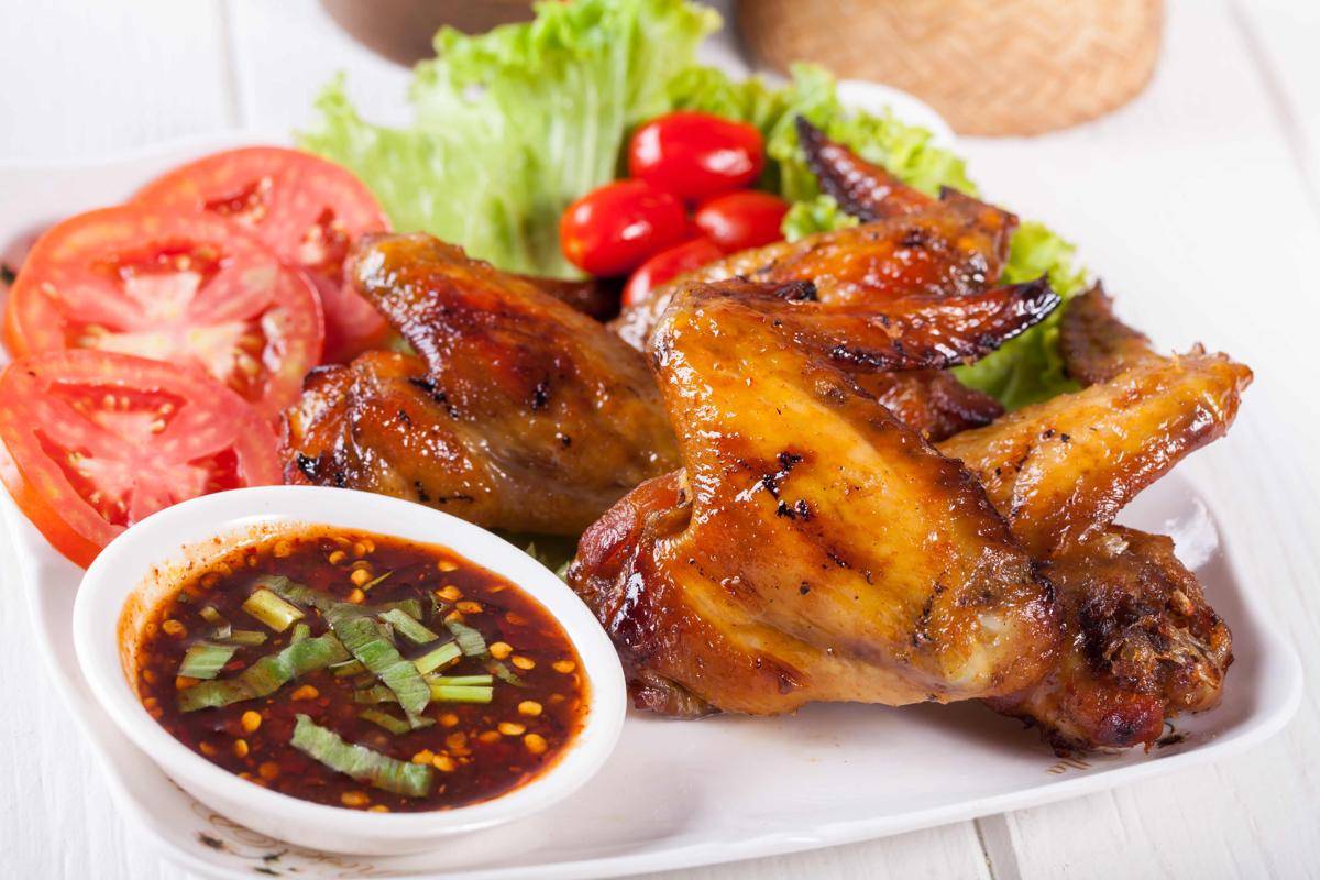 ilustrasi ayam bakar madu  (vecteezy.com/R2 Studio)