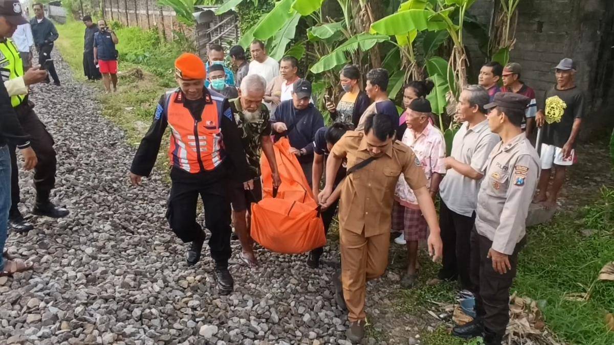 Petugas mengevakuasi jenazah korban. IDN Times/ Bramanta Pamungkas