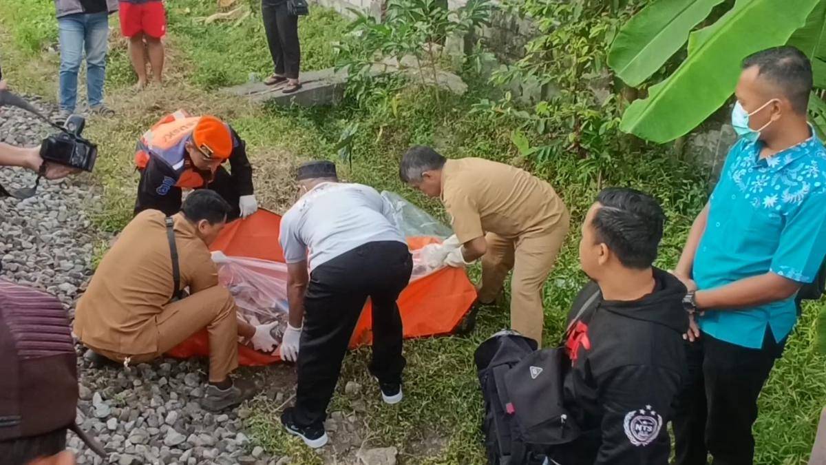 Petugas mengevakuasi jenazah korban. IDN Times/ Bramanta Pamungkas
