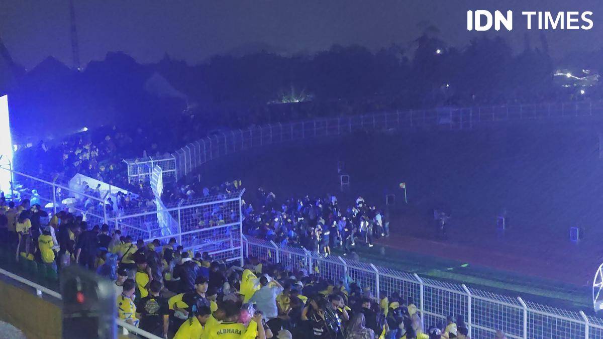 Stadion Diguyur Hujan Deras El Bhara Tak Mundur, Tetap Bernyanyi