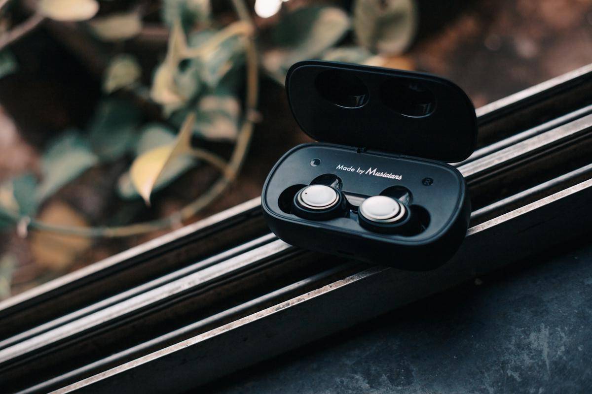 ilustrasi earbuds TWS (unsplash.com/Yogesh Rahamatkar)