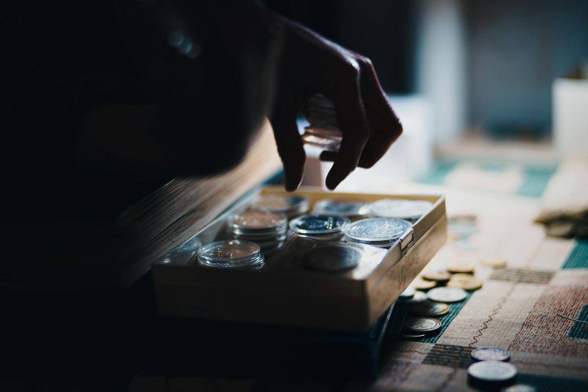 ilustrasi menyimpan uang receh (unsplash.com/Yuri Krupenin)