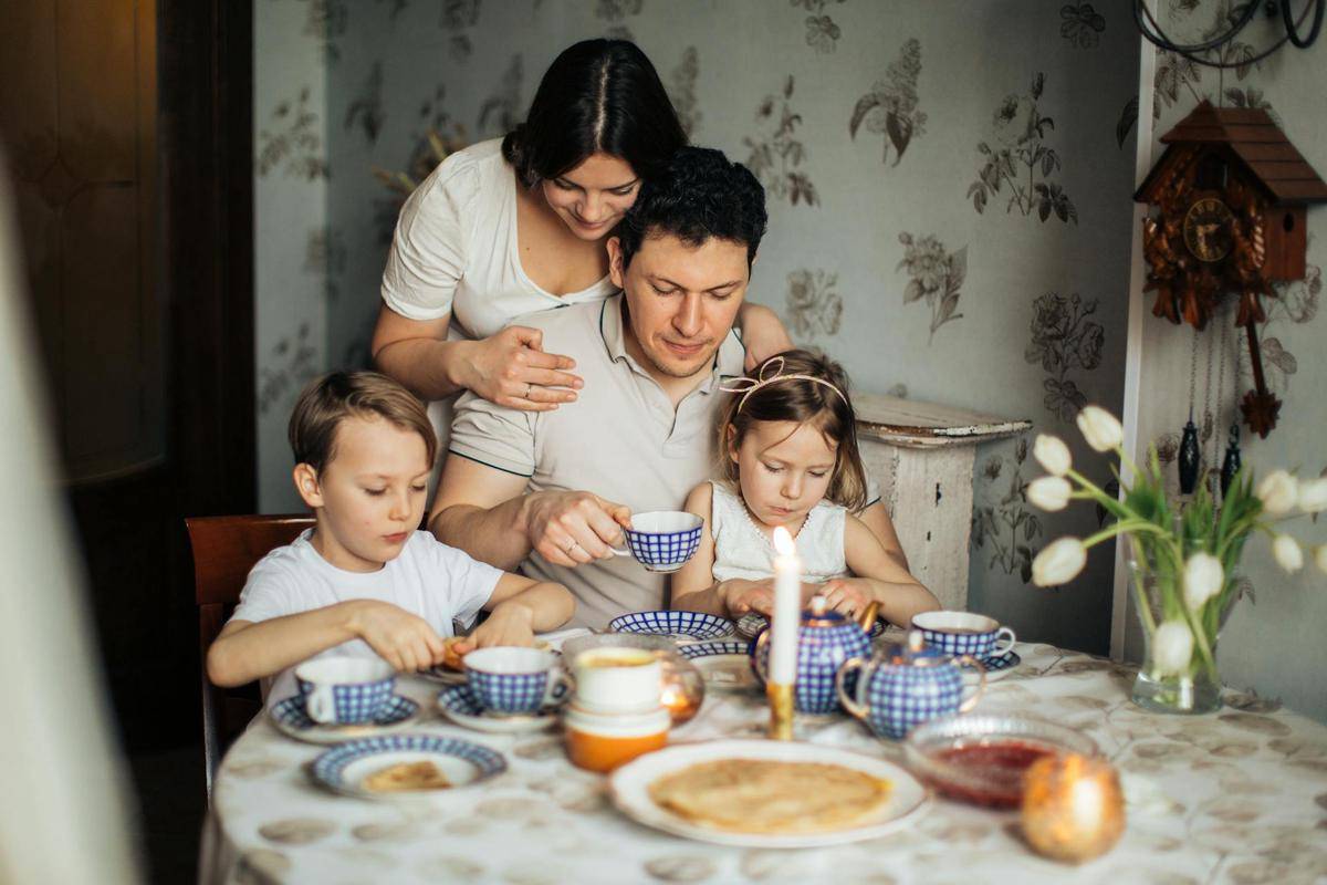 ilustrasi anak sarapan bersama orangtua (pexels.com/Elina Fairytale)