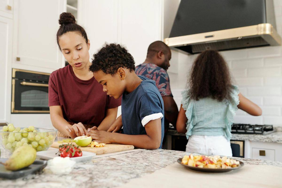 ilustrasi orangtua memasak bersama anak (pexels.com/Vanessa Loring)