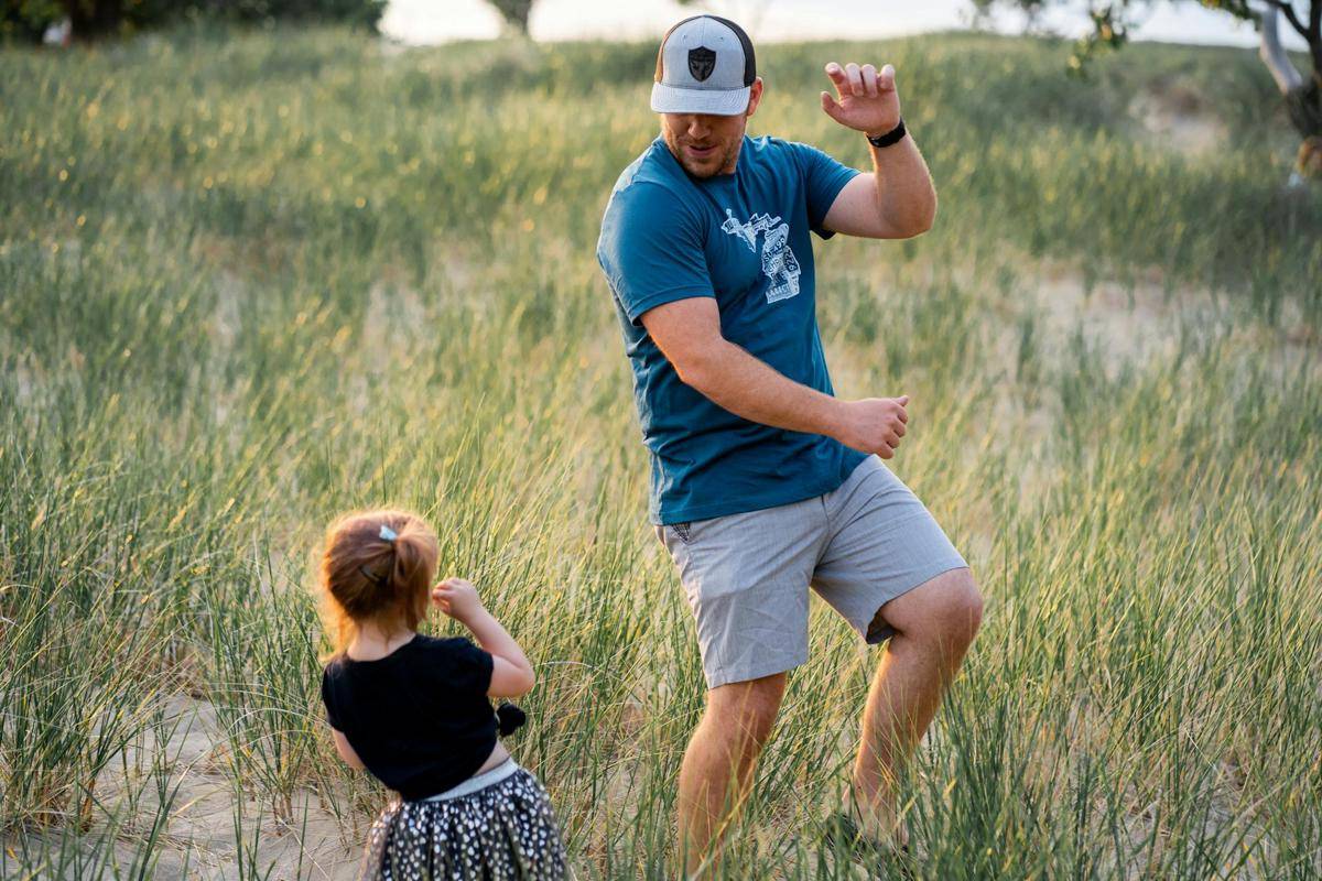 ilustrasi ayah dan anak (pexels.com/Josh Willink)
