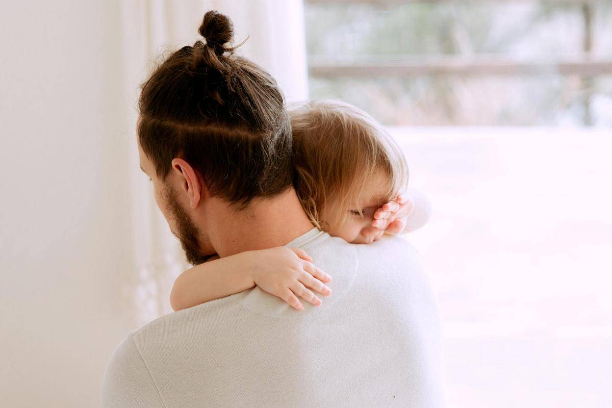 ilustrasi ayah dan anak (pexels.com/Tatiana Syrikova)