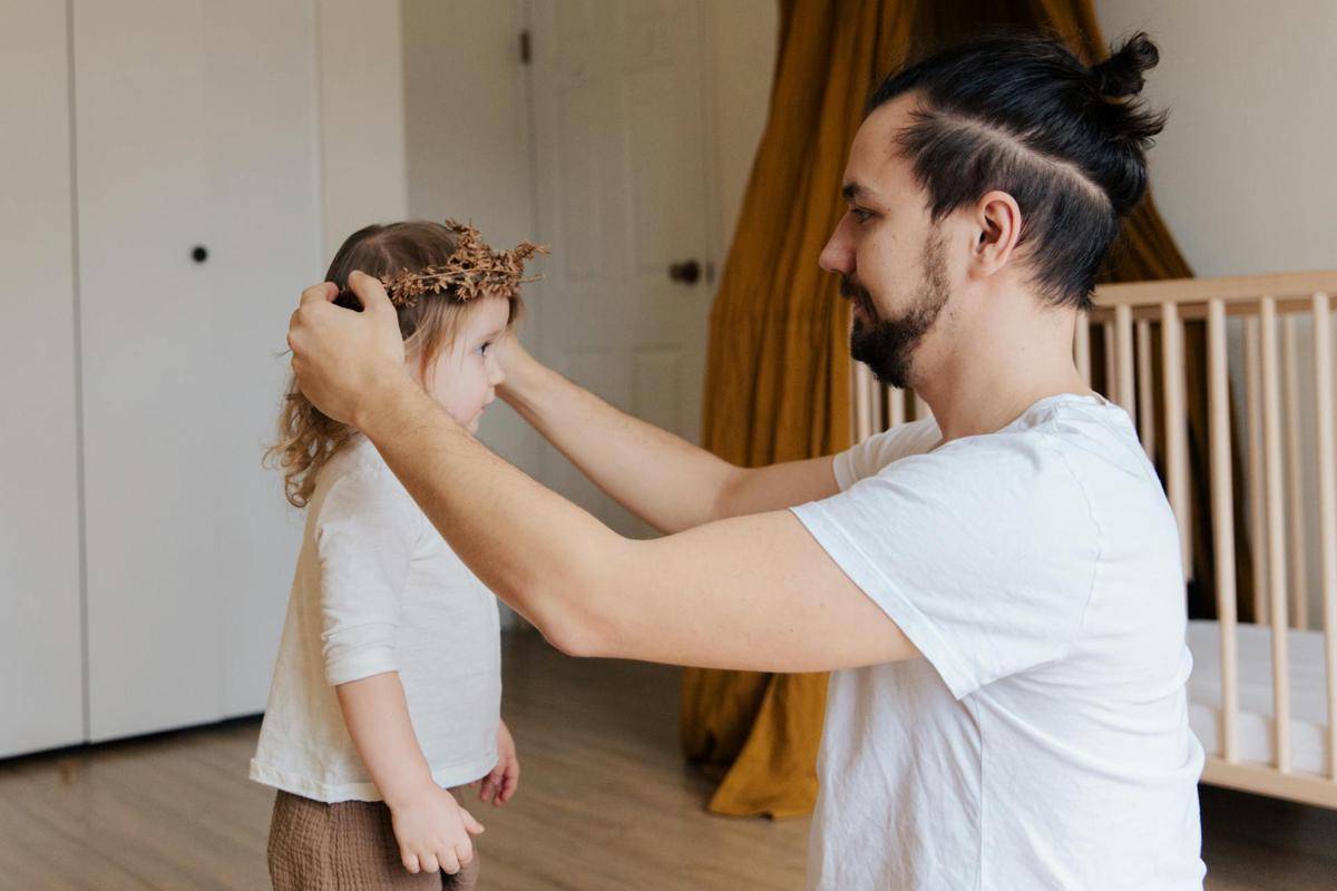 ilustrasi ayah dan anak (pexels.com/Tatiana Syrikova)