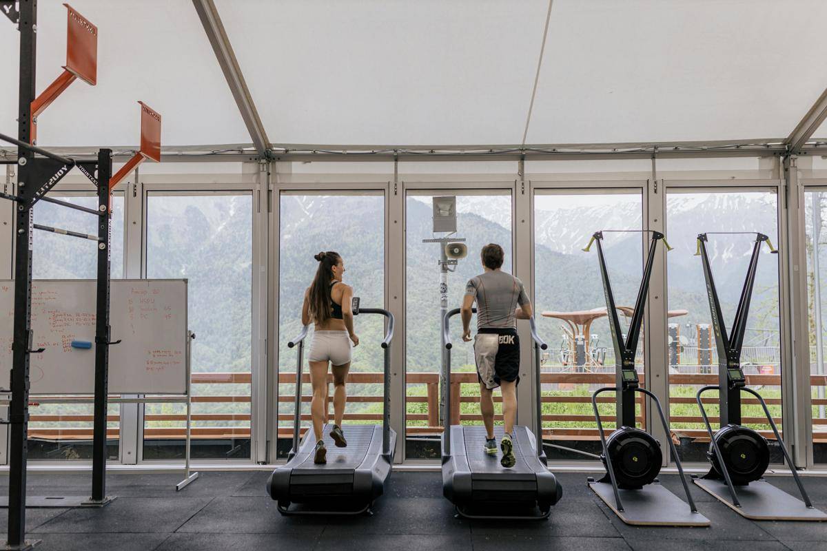 ilustrasi menggunakan incline pada treadmill (pexels.com/Anastasia Shuraeva) 