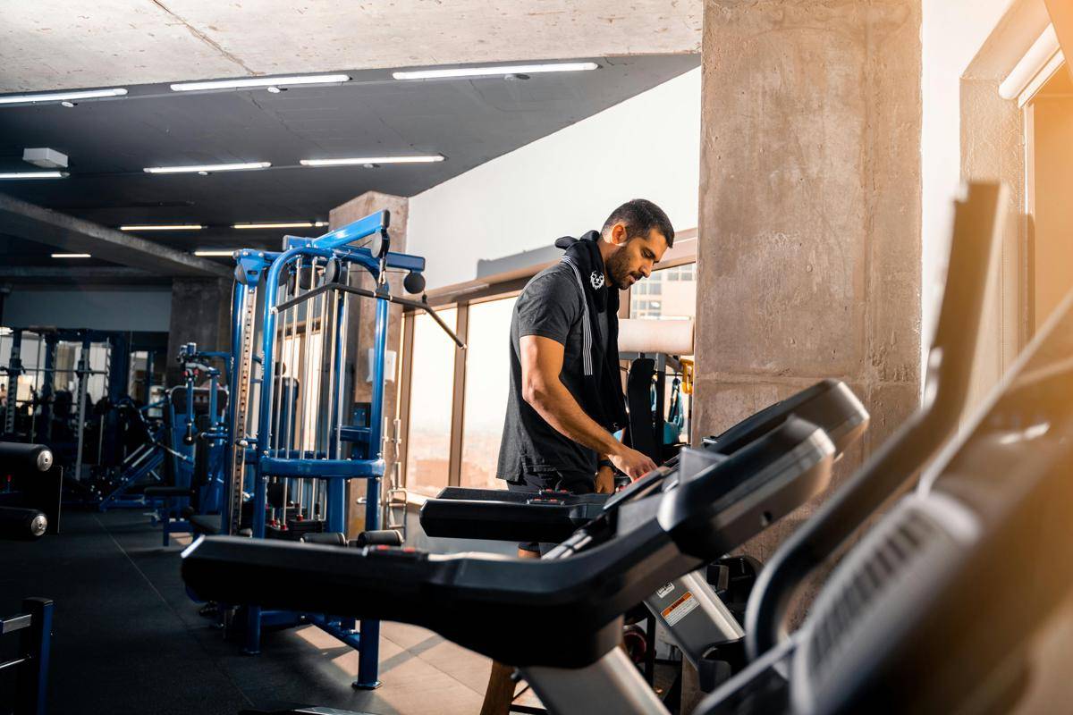 ilustrasi menggunakan incline pada treadmill (pexels.com/Abdulrhman Alkady)