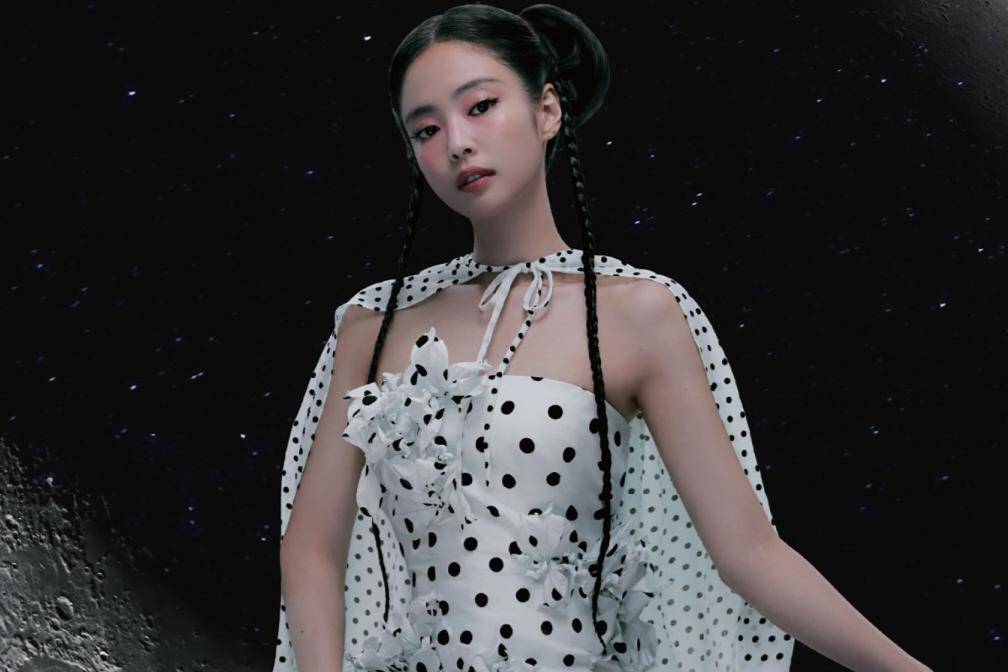 Jennie BLACKPINK di kampanye Absolutely in Seoul (Instagram.com/dispatch_style) 