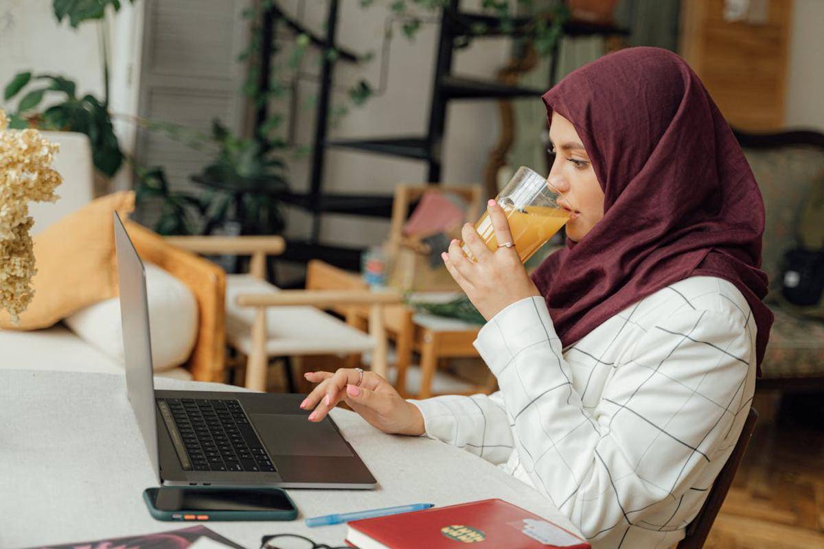 Seseorang sedang di ruang kerja/belajar (pexels.com/Antoni Shkraba Studio)