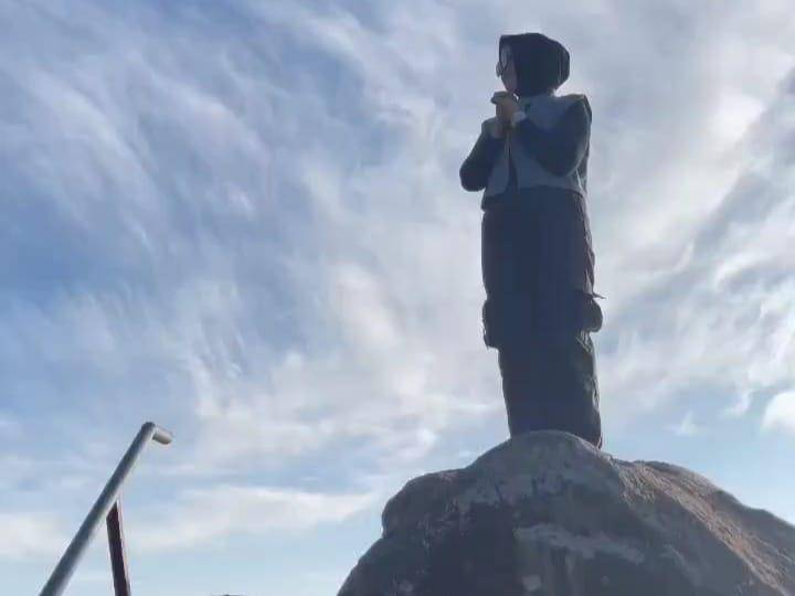 Watu Jodo di puncak Gunung Kendil di taman wisata Genilangit Magetan. IDN Times/Riyanto.