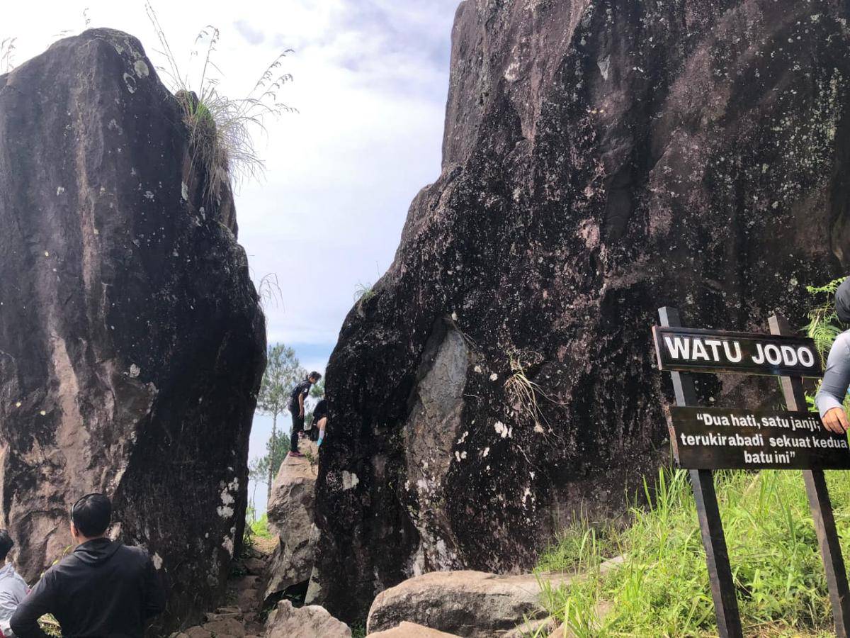 Penampakan watu jodo di puncak Gunung Kendil Genilangit Magetan. IDN Times/Riyanto.