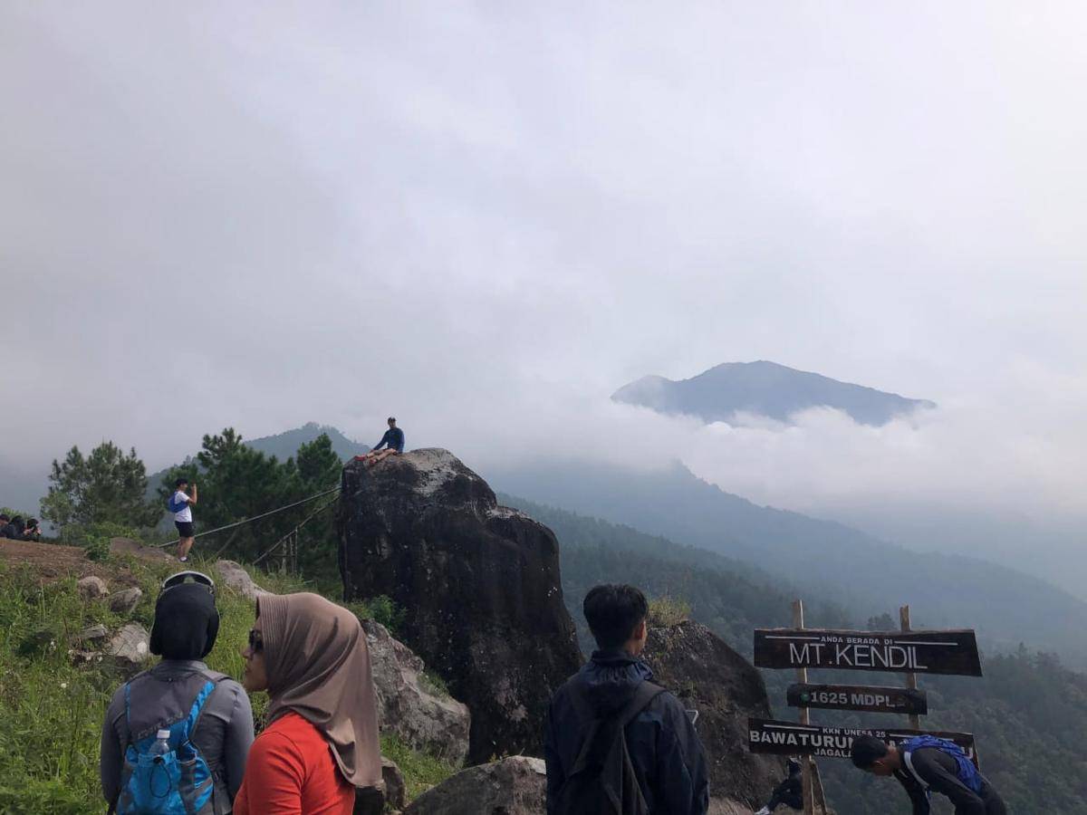 Penampakan watu jodo di puncak Gunung Kendil Genilangit Magetan. IDN Times/Riyanto.