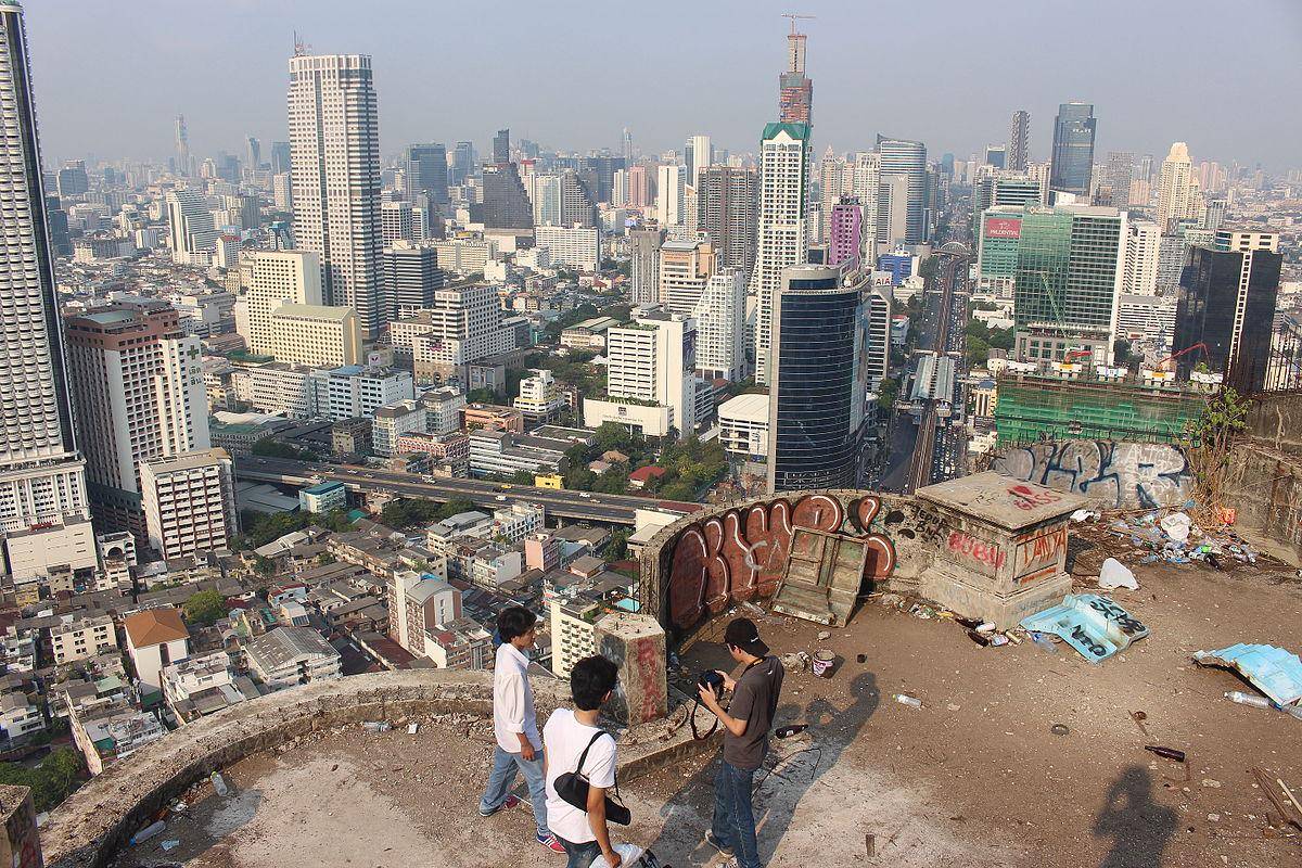 Pemandangan kota Bangkok dari atas Sathorn Unique Tower