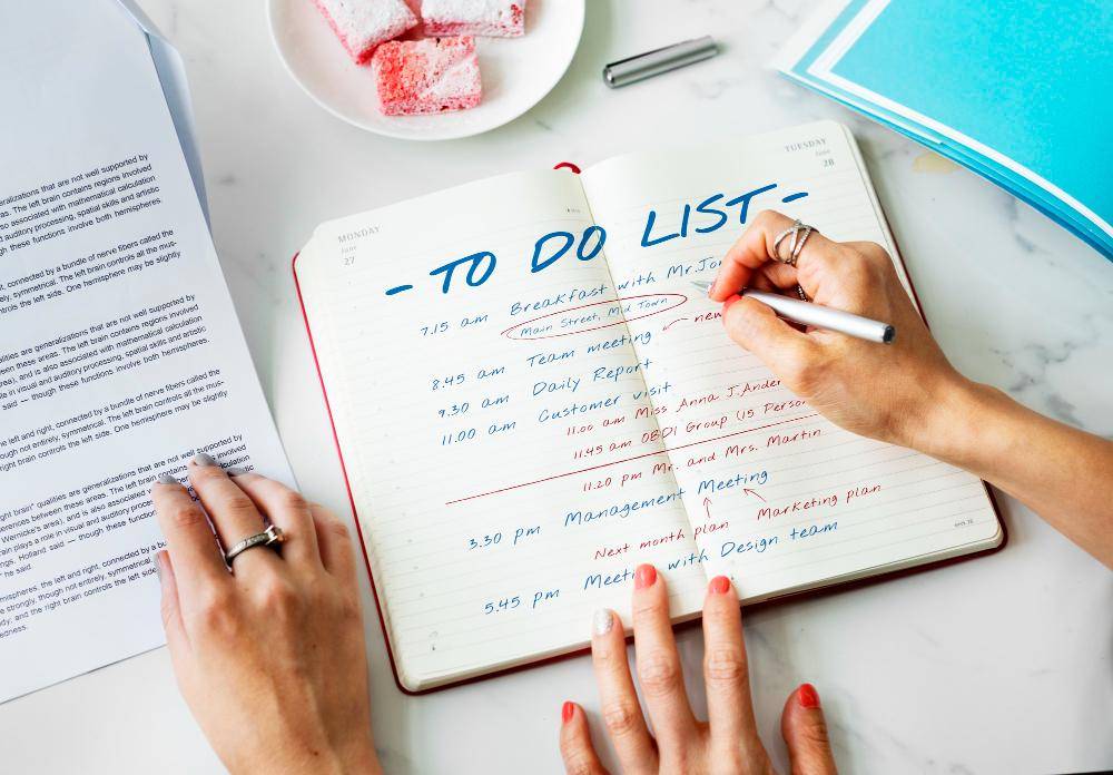 ilustrasi menulis to-do list (freepik.com/rawpixel.com)