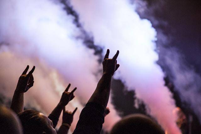 ilustrasi konser metal (unsplash.com/@luukski)
