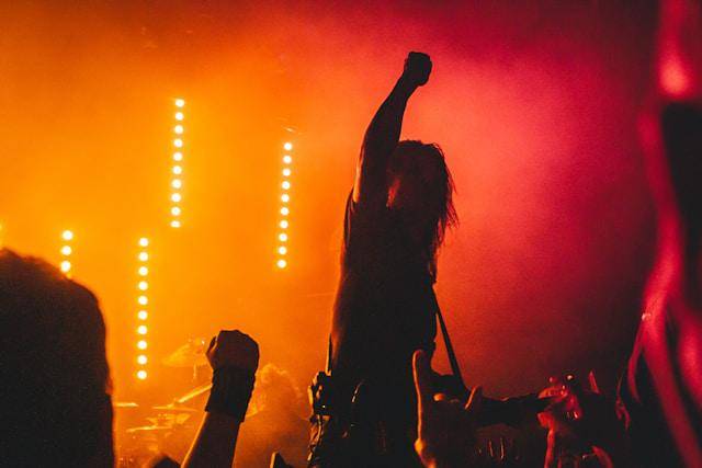 ilustrasi konser metal (unsplash.com/@diane_soko)