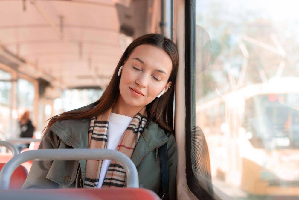 ilustrasi naik transportasi umum (freepik.com/freepik)