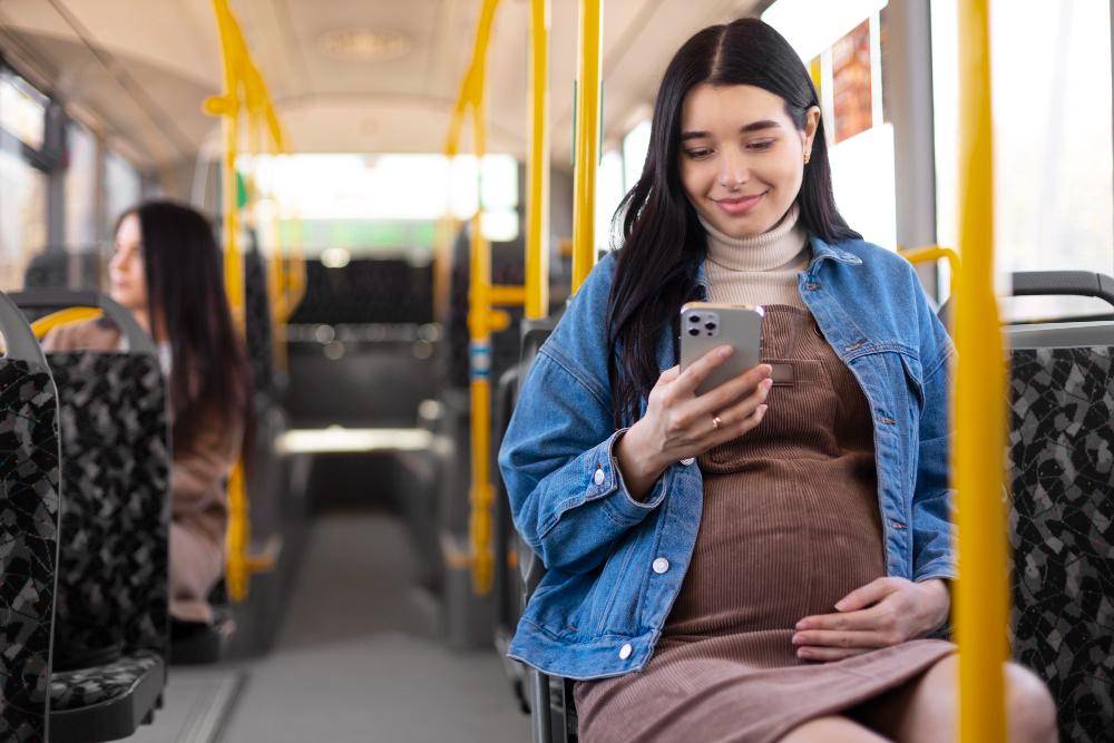 ilustrasi naik transportasi umum (freepik.com/freepik)
