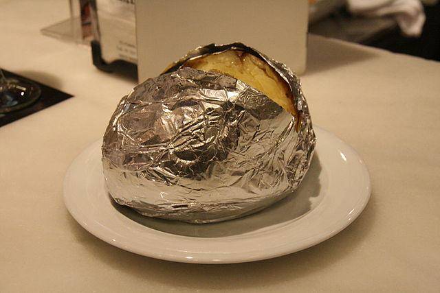 ilustrasi bungkus kentang dengan foil (commons.wikimedia.org/Tamorlan)