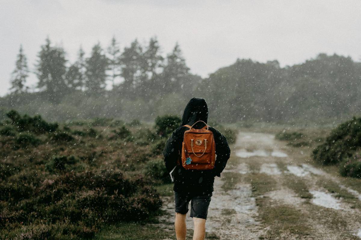 ilustrasi pendaki kehujanan (unsplash.com/Annie Spratt)