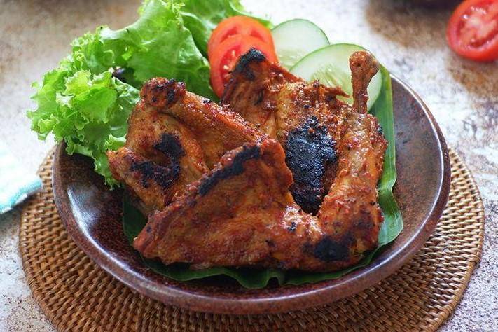Ilustrasi ayam Taliwang, selalu dicari turis. (Pinterest/Chachoek Chachoek)